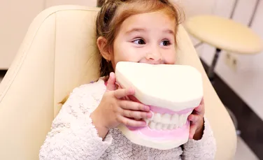 Prima vizită la dentist: ce trebuie să știe părinții și cum pot transforma experiența într-una pozitivă