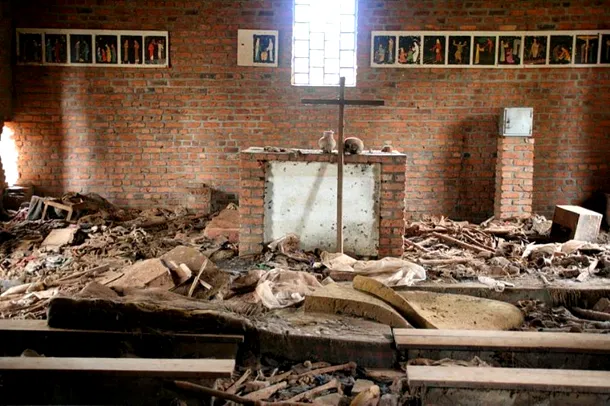 Interiorul bisericii din Nyarubuye este astăpzi amenajat ca loc de reculegere pentru memoria victinelor masacrului de aici