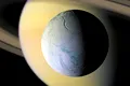 Ceva ciudat se întâmplă pe satelitul acoperit cu „zăpadă” al lui Saturn