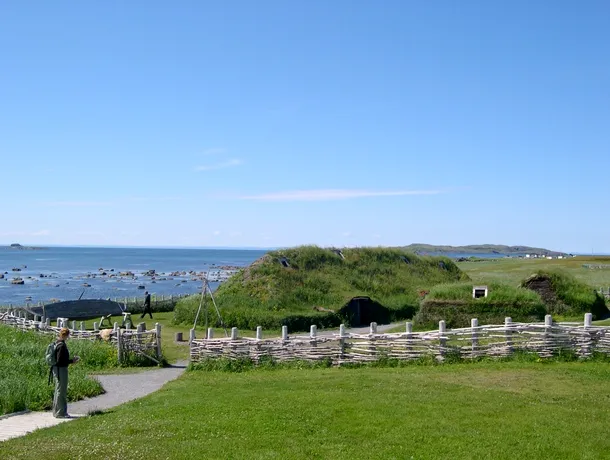 L'Anse aux Meadows, locul în care vikingii au întemeiat cea dintâi colonie europeană în America. 