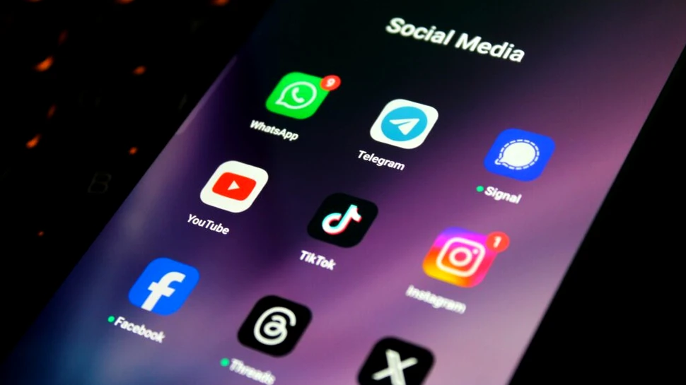 Cum au apărut rețelele sociale? Povestea platformelor care au schimbat modul în care comunicăm