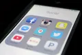 Ce ne face dependenți de Facebook și Snapchat?