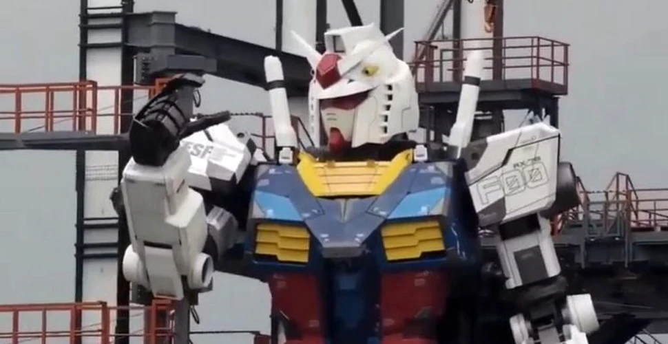 Robotul japonez de 18 metri a fost filmat în timp ce îngenunchează și își mișcă brațele