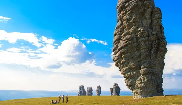 Formaţiunea Manpupuner, un set de 7 roci gigantice în formă de coloane. Este una dintre cele Şapte Minuni ale Rusiei