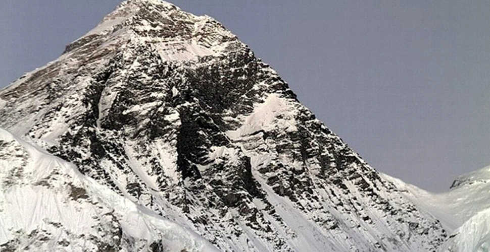 Record mondial: a fost instalat un webcam în apropiere de vârful Everest