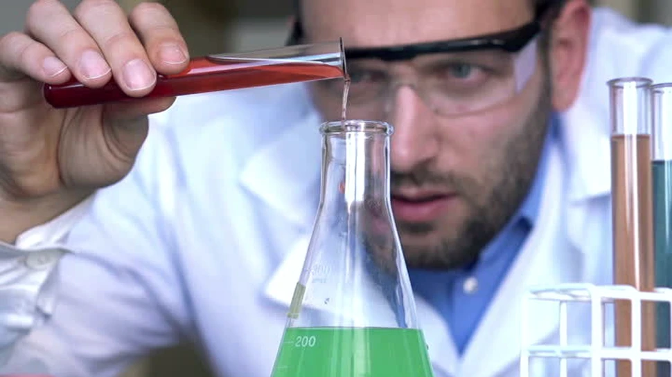 ”Elementul-surpriză” care a supravieţuit unui experiment cu acid – VIDEO