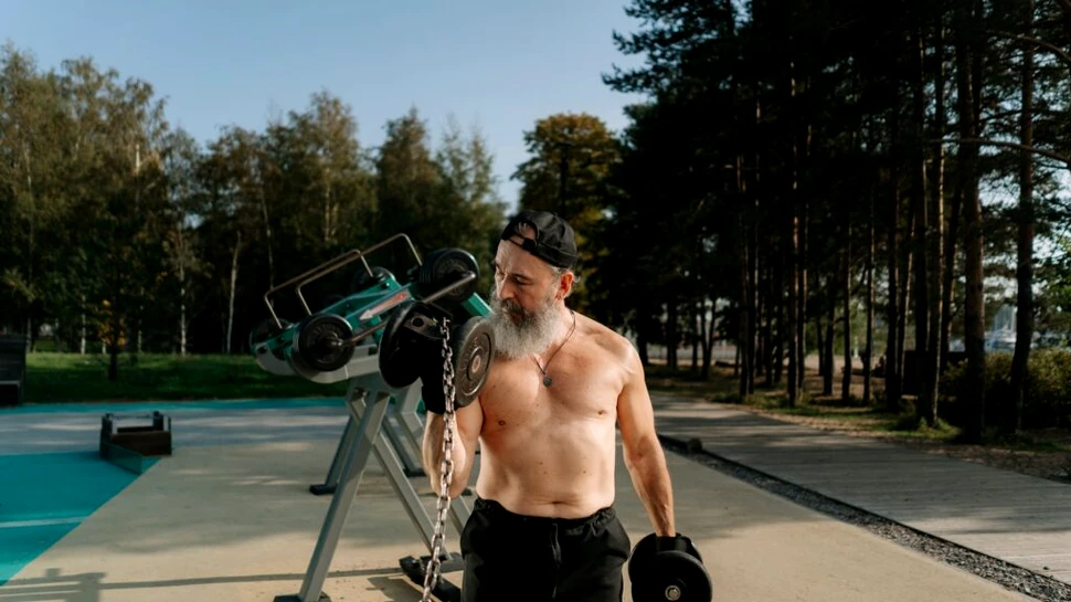 Ridicarea de greutăți la bătrânețe are mai multe beneficii decât se credea până acum