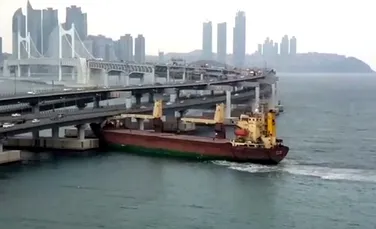 Momentul în care un vas de 6.000 de tone se izbeşte de un pod