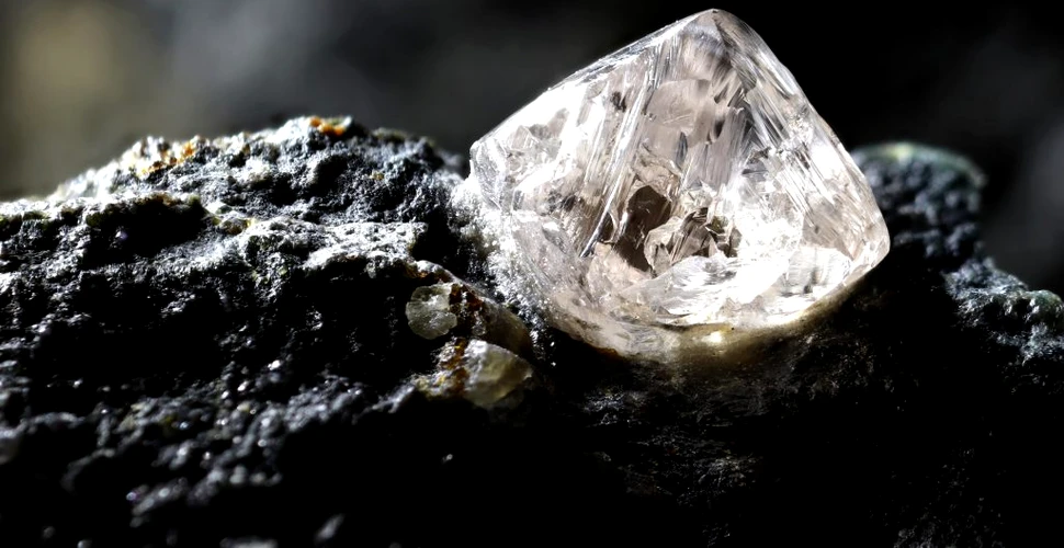 Reușită incredibilă. Oamenii de știință au creat sticla mai rezistentă decât diamantele naturale