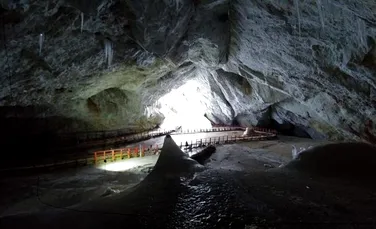 Cercetătorii români au descoperit o bacterie rezistentă la 10 antibiotice în Peștera Scărișoara