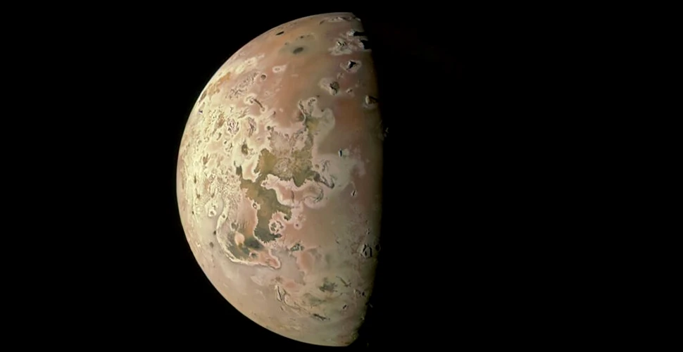 O priveliște nemaivăzută cu luna Io a lui Jupiter, dezvăluită cu sonda Juno de la NASA