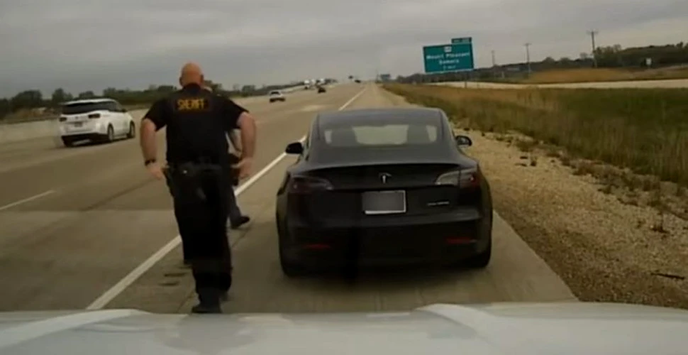 Șofer prins în timp ce dormea la volanul unei Tesla, care se deplasa cu peste 128 km/h