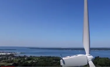 Ce făcea un bărbat  pe o turbină eoliană, la 60 m înălţime. IMAGINI surprinzătoare filmate cu o dronă