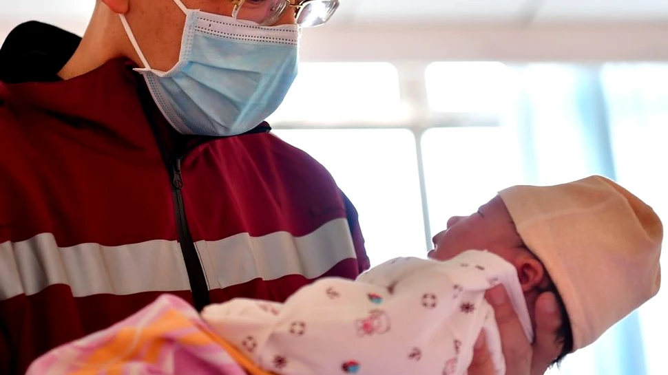Un bebeluş, diagnosticat cu coronavirus la numai 30 de ore de la naştere. Este posibil să îl fi luat din uterul mamei