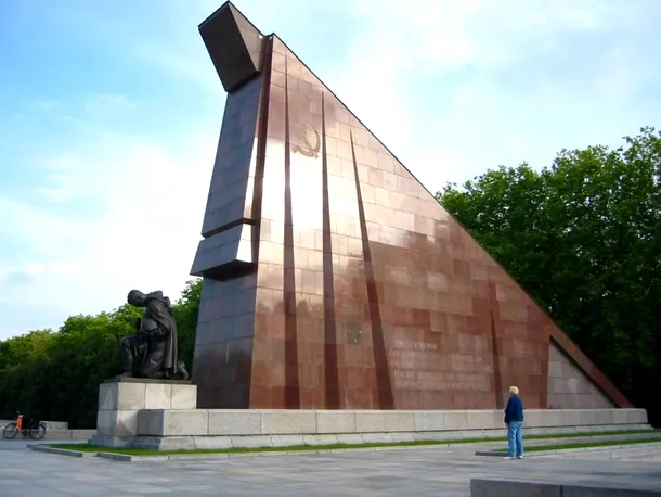 Memorialul Eroilor Sovietici, construit de sovietici cu marmura furată din Noua Cancelarie a Reich-ului lui Speer