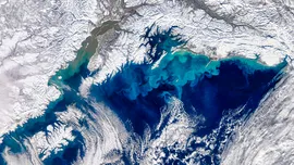 O structură uriașă se ascunde sub gheața Antarcticii