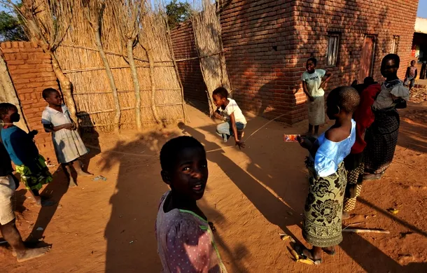 Copii din Malawi jucându-se