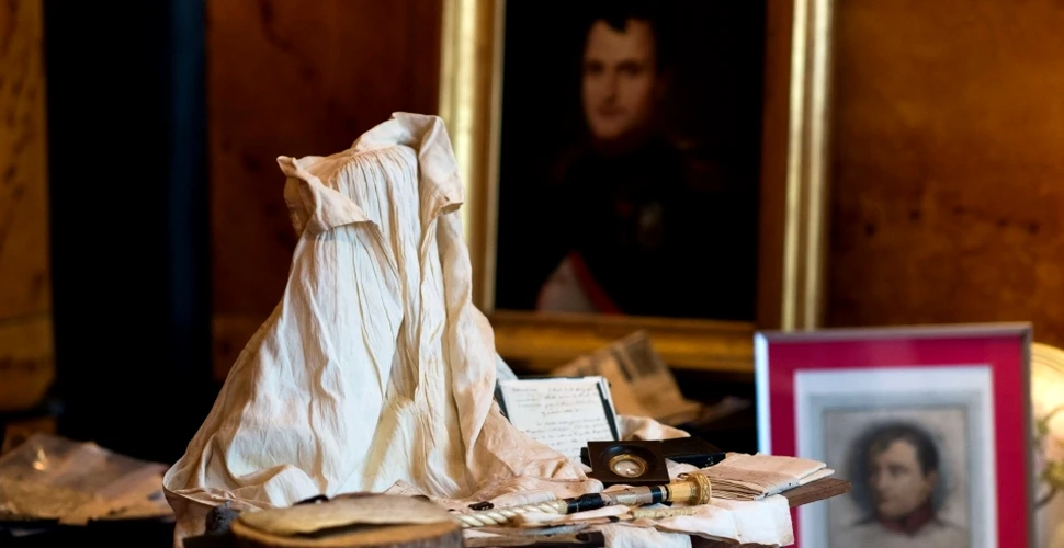 Articolele vestimentare purtate de Napoleon I înainte să moară vor fi scoase la licitaţie (GALERIE FOTO)