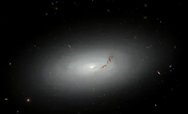 O galaxie aflată la 73 de milioane de ani-lumină distanță de Pământ, surprinsă cu Telescopul Hubble