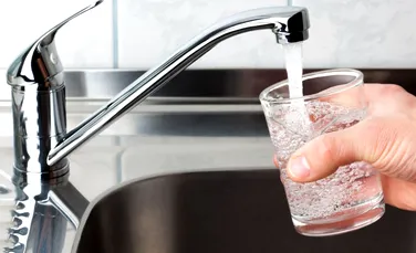 Apă plată vs apă minerală: care este mai sănătoasă şi hidratează intens