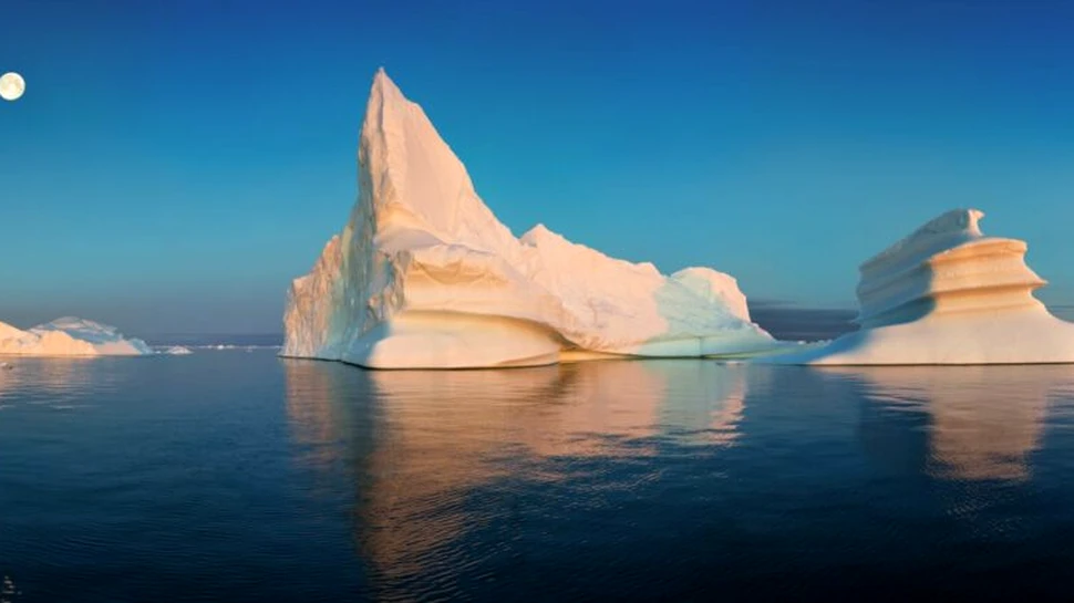 Aisbergul cu formă de penis a făcut înconjurul Internetului