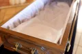 O terapie bizară, prin care oamenii sunt îngropați de vii, a luat amploare în Rusia