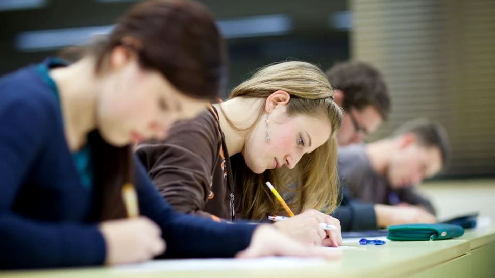 Concluzia surprinzătoare a unor psihologi: studentele care se machiază iau note mai mari la examene (şi nu doar la cele orale)