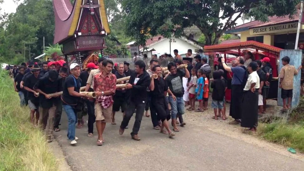 Ritualul MACABRU practicat de un trib din Indonezia. Ce se întâmplă cu cadavrele fiecărui membru al comunităţii o dată la 3 ani