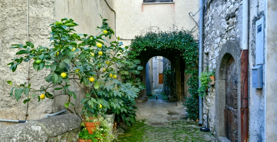 Un sat medieval din Italia nu găsește cumpărători pentru casele abandonate