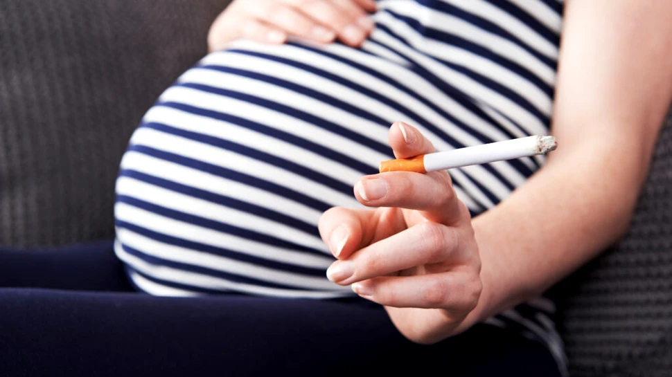 Fumatul în timpul sarcinii crește de trei ori riscul nașterii premature