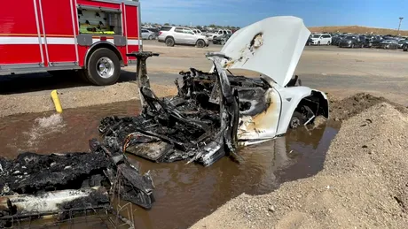 O mașină Tesla a izbucnit în flăcări după trei săptămâni în cimitirul de mașini