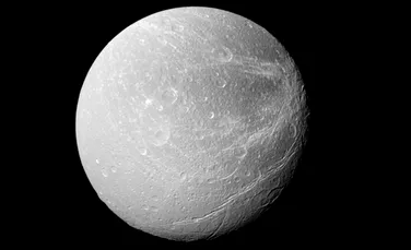 Suprafaţa lui Dione, o lună a lui Saturn, are caracteristici misterioase şi unice în Sistemul Solar. ”Sunt foarte bizare”