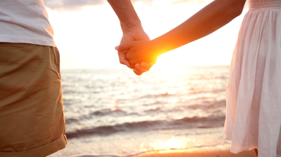 Efectul URIAŞ pe care îl are un simplu gest de a ţine pe cineva de mână