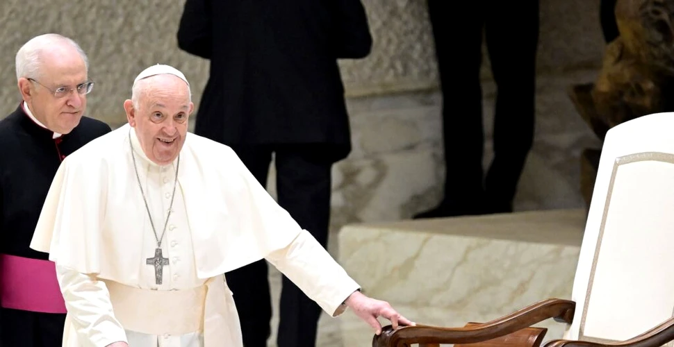 Cum se simte Papa Francisc? A sosit în sala de audiențe de la Vatican sprijinindu-se în baston