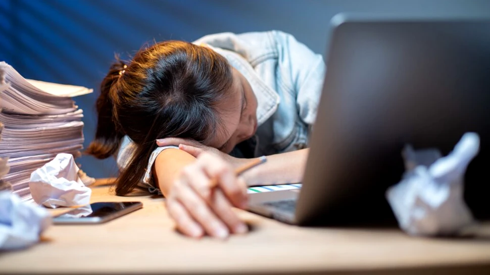 Un pui de somn în timpul programului de lucru poate crește productivitatea angajaților