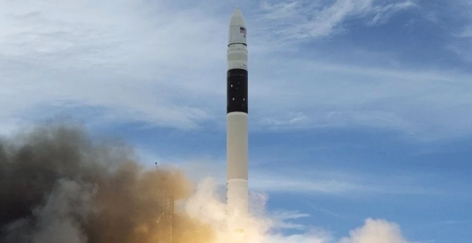PREMIERĂ istorică după lansarea rachetei Falcon 9. SpaceX a reuşit să readucă cu bine pe Pământ prima treaptă: ”Bine ai revenit, iubito!” – VIDEO