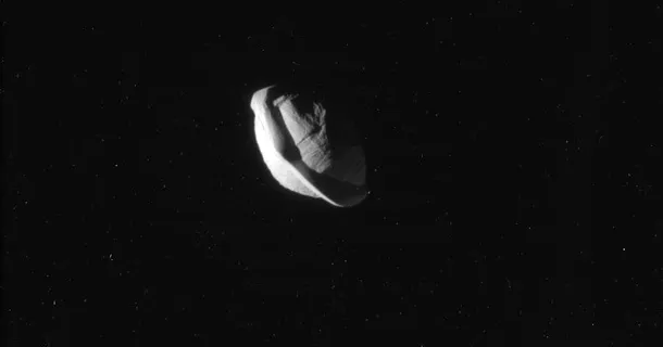 Pan, Luna cu formă ciudată a lui Saturn
