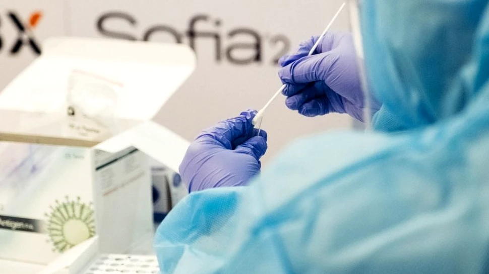 Unei femei a început să îi curgă lichidul din creier pe nas, după ce a fost testată pentru COVID-19