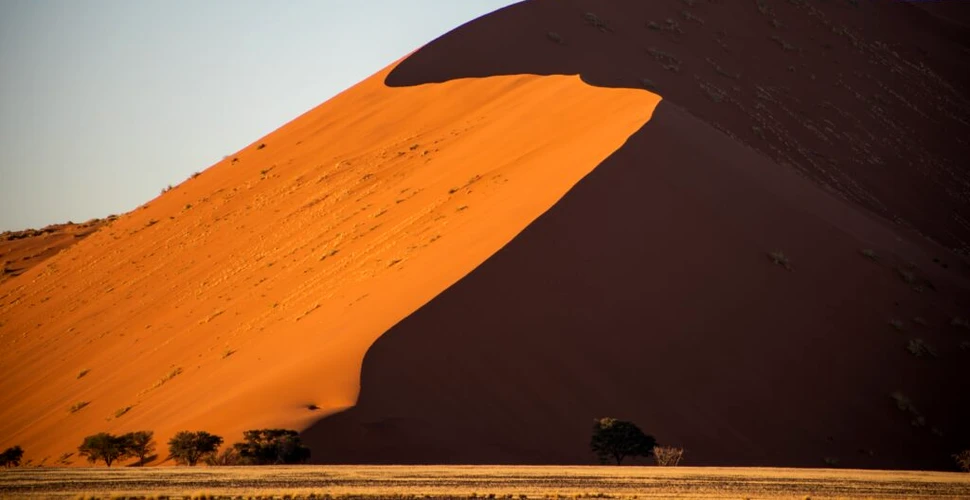 Trei turiști s-au pozat goi pe una dintre cele mai importante atracții din Namibia