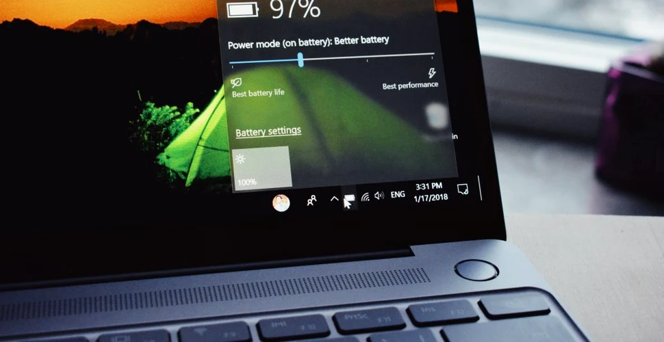 Cum e mai bine: să ții laptopul la încărcat sau „pe baterie”?