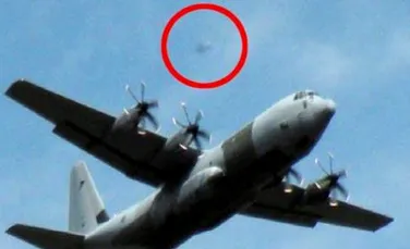 Un OZN a fost fotografiat urmarind un avion Hercules