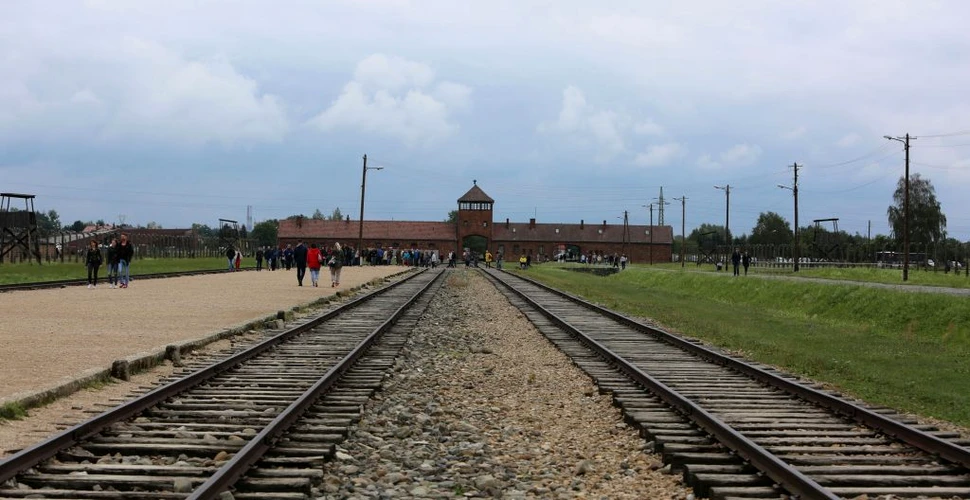 Apelul conducerii muzeului Auschwitz către turişti: Nu vă mai faceţi poze pe şinele de tren!