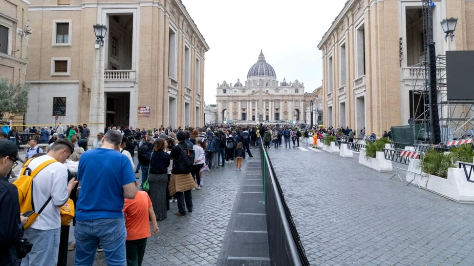 Bazilica Sfântul Petru, deschisă noaptea pentru ca mii de oameni să îi aducă un ultim omagiu Papei Francisc