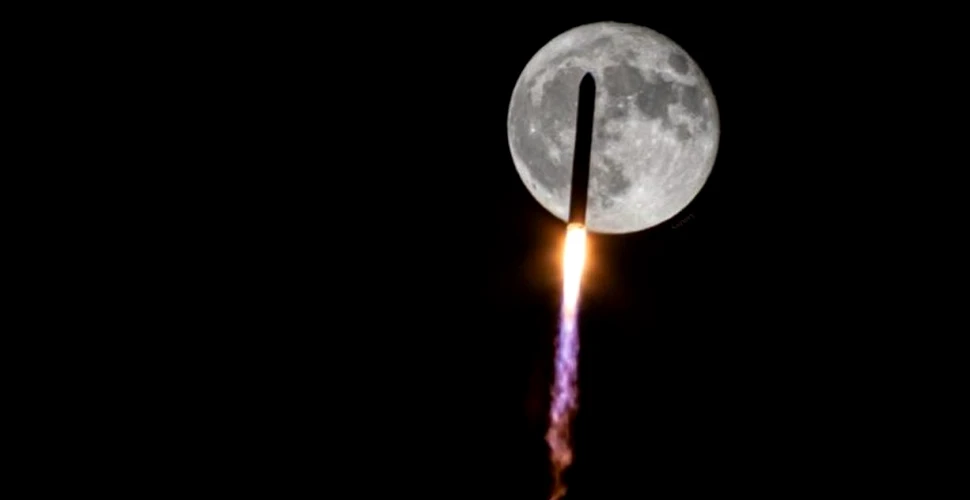 Momentul incredibil în care o rachetă trece prin fața Lunii. Fotograful a așteptat ani de zile o astfel de ocazie