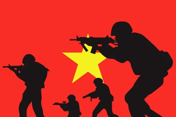 Soldaţi pe fondul steagului Vietnamului comunist