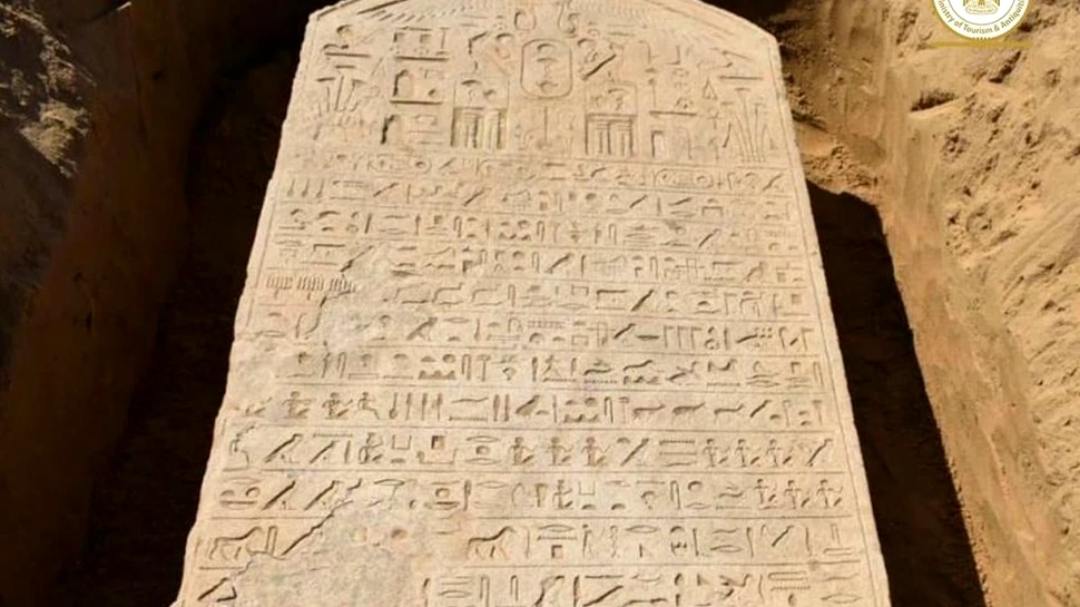 Un fermier a găsit o lespede veche de 2.600 de ani care ar fi aparținut unui faraon al Egiptului