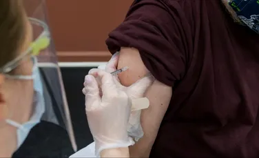 Câți români s-au îmbolnăvit de COVID-19 după imunizarea completă