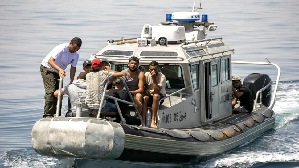 Ambarcațiune cu migranți, răsturnată în largul Tunisiei