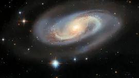 Telescopul Hubble a surprins o galaxie spirală care ascunde „un monstru” de proporții cosmice