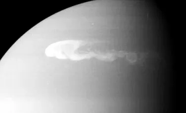Furtuna uriasa pe Saturn: are marimea cat jumatate din Terra